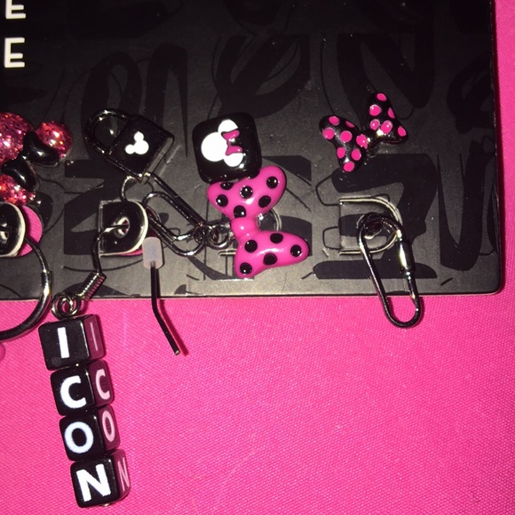 🎊 Minnie Mouse Mismatched earring set - Picture 4 of 5